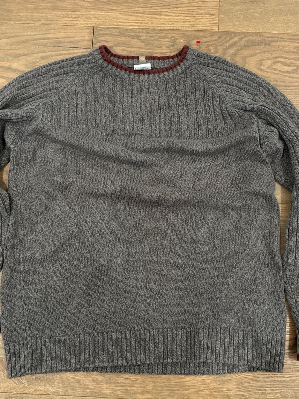Like New Columbia 100% cotton sweater. Men’s size large. Grey & Burgundy